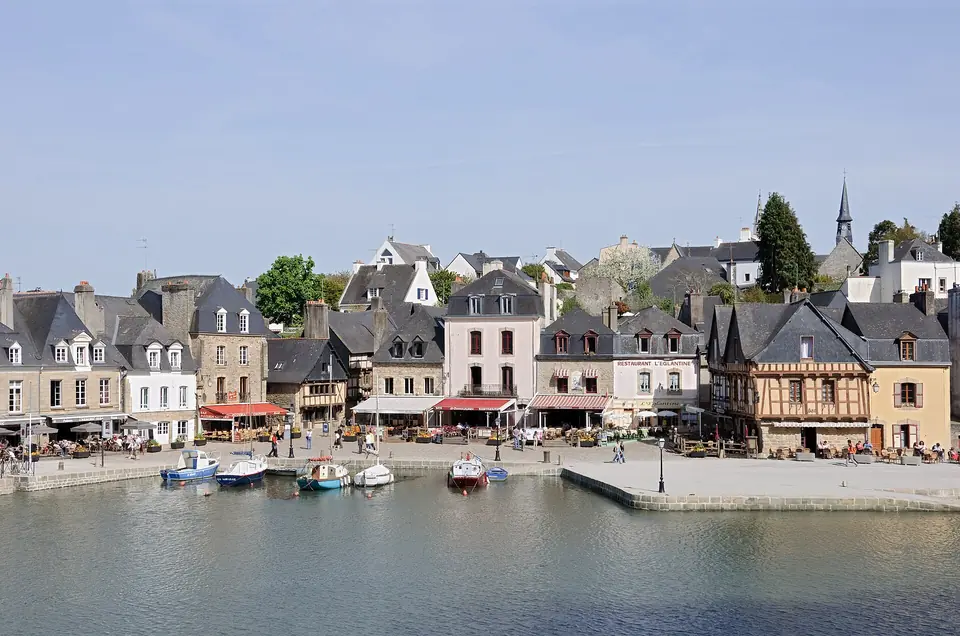 Maisons du port de Saint-Goustan à Auray, aux toits d'ardoise, au bord de la rivière d'Auray.