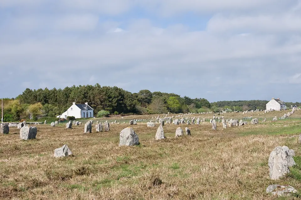 Menhirs de l'alignement du Ménec à Carnac, alignés sur la lande.
