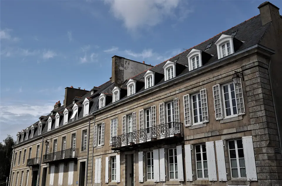 Hôtels particuliers du quai des Indes à Lorient, toiture en ardoise rythmée de lucarnes.